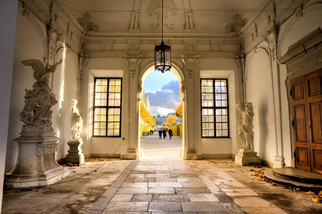 Destinații în Europa, Viena interiorul castelului Hofburg, cu trei statui și două ferestre